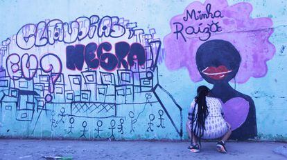 Mariana Rosa, artista y moradora de la comunidad Grajaú, participa en el evento “Claudias, Eu? Negra!” realizando un grafiti en honor a Claudia Ferreira en el Polideportivo de la favela São Remo.

