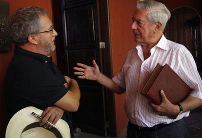 Mario Vargas Llosa conversa con el escritor colombiano Héctor Abad Faciolince en Cartagena de Indias