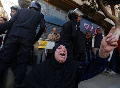 Una dona musulmana mostra el seu dolor després de l'atac terrorista a la catedral.