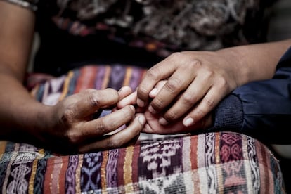 Dina coge la mano de su hijo. Se quedó encinta a los 16 y hoy es madre de una pareja de gemelos de tres años. Ella es madre soltera y considera que, a pesar de querer a sus hijos, los tuvo demasiado pronto. Dina vive con el apoyo de su familia en el municipio de Santa Catarina Palopó.