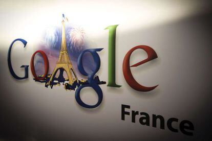 Logo de Google con la Torre Eiffel.