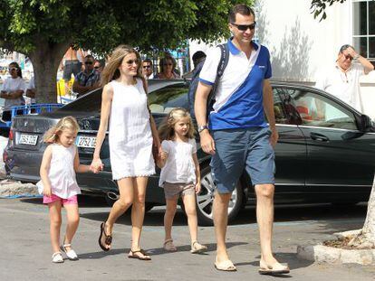 Los Pr&iacute;ncipes de Asturias con sus hijas, Sof&iacute;a y Leonor, en Mallorca, durante sus vacaciones de agosto de 2011.