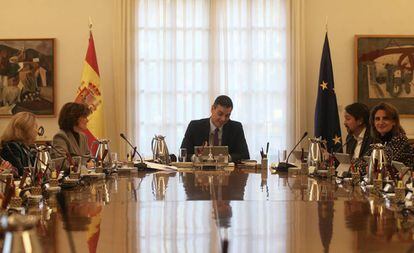 El presidente del Gobierno, Pedro Sánchez, preside el Consejo de Ministros del nuevo Ejecutivo, que se celebra en el Complejo de La Moncloa.