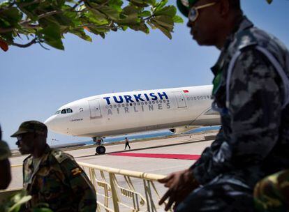 Soldados ugandeses de la misi&oacute;n de la Uni&oacute;n Africana  en Somalia hoy, en el aeropuerto de Mogadiscio, ante el primer vuelo turco.