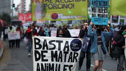 Jóvenes argentinos protestan por el cambio climático, en Buenos Aires, el 25 de septiembre de 2020.