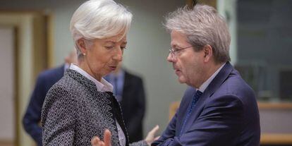 Christine Lagarde, presidenta del BCE, habla con el comisario europeo Paolo Gentiloni durante la reunión del Eurogrupo. 