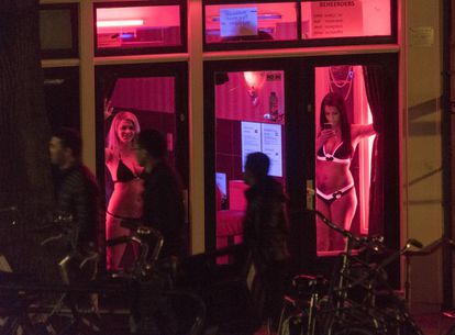 Dos mujeres en un escaparate del barrio rojo de Ámsterdam en 2015.