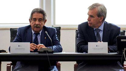 Rafael Sierra junto a Miguel Ángel Revilla en un acto del Gobierno de Cantabria en 2016.  