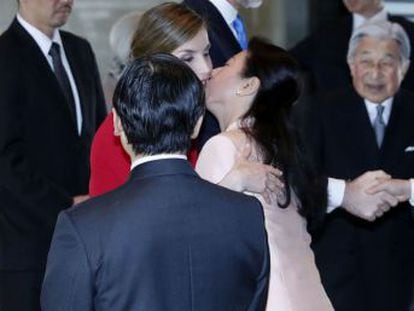 Don Felipe y doña Letizia se mostraron muy afectuosos al saludar a la esposa del heredero de Japón, conocida como la princesa triste