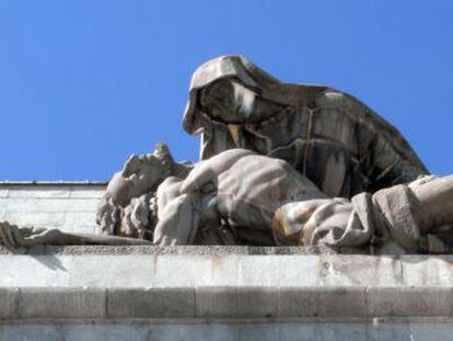 Una investigación periodística recientemente reeditada revela anécdotas y miserias del mausoleo de Franco