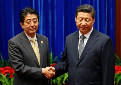 Shinzo Abe y Xi Jinping se saludaban durante una reunión del Foro de Cooperación Económica Asia Pacífico (APEC) celebrado en Pekín (China), en noviembre de 2014.