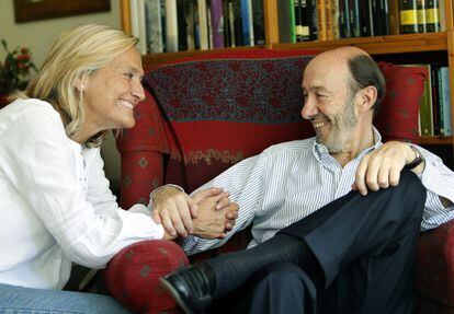 Alfredo Pérez Rubalcaba sonríe a su esposa, Pilar Goya Laza, durante una  entrevista en casa del candidato socialista para las elecciones generales del próximo 20-N, en 2011.