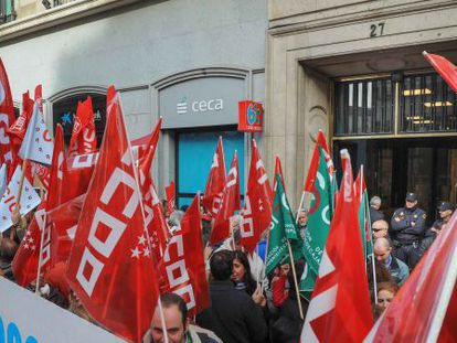 Protesta de los sindicatos frente a la sede de CECA, en Madrid.