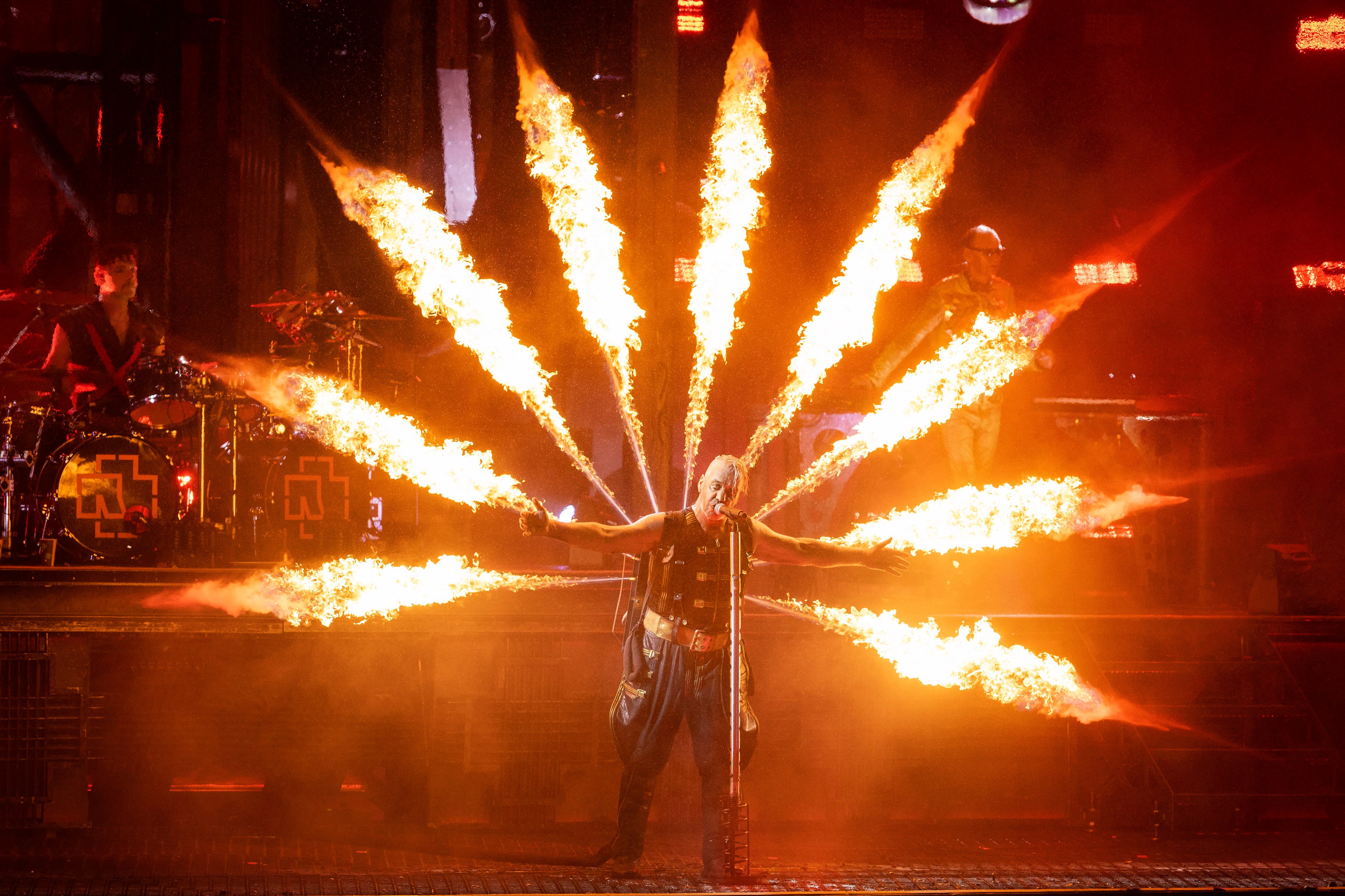 El fuego pudo a la lluvia y a los propios Rammstein en Barcelona
