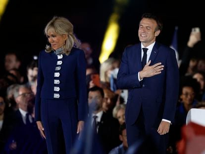 Brigitte y Emmanuel Macron celebran la reelección del presidente francés, este domingo en París.