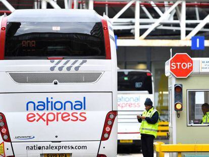 Autobuses de National Express en la estación de Victoria, Londres. 