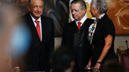 López Obrador, junto al presidente de la Suprema Corte y la presidenta del Senado este miércoles.
