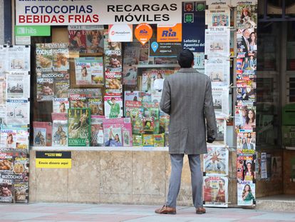 Un hombre observa las portadas de los periódicos en Salamanca este viernes.