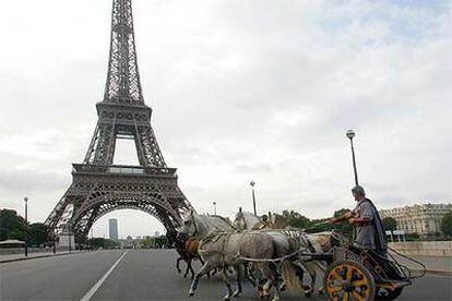 Una cuadriga promociona por las calles de París el espectáculo romano.