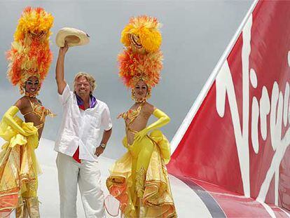 Richard Branson, presidente de Virgin, con dos bailarinas del Cabaret Tropicana en La Habana.