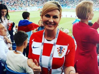 La presidenta de Croacia, Kolinda Grabar-Kitarović, con la camiseta croata durante uno de los partidos del Mundial de fútbol de Rusia 2018.