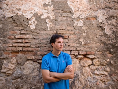 Miguel Angel Oeste, autor del libro 'Vengo de ese miedo', en una calle de Málaga que aparece en su libro.