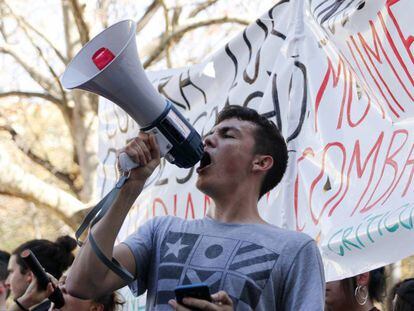 Un estudiante en la manifestación contra la LOMCE en Valencia.