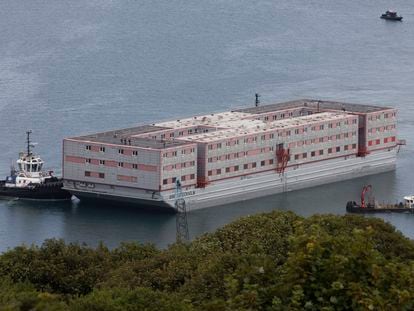 El 'Bibby Stockholm', la barcaza en la que el Gobierno británico pretende recluir a migrantes irregulares, maniobraba el martes con la ayuda de remolcadores para atracar en el puerto de la isla de Portland.