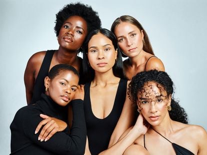 Un grupo de modelos posan en un estudio. Todas han sido maquilladas para lucir lo más naturales posible, siguiendo la tendencia de la 'glow skin' o brillo facial.