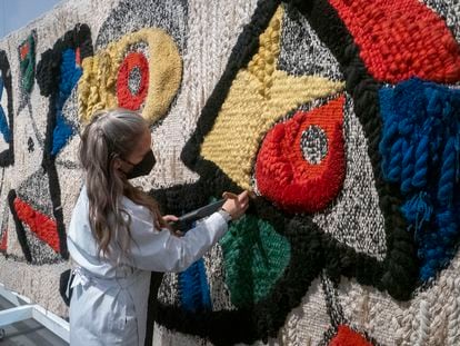 La Fundación La Caixa muestra por primera vez en cuatro décadas el tapiz que Joan Miró diseñó para la entidad en 1980.