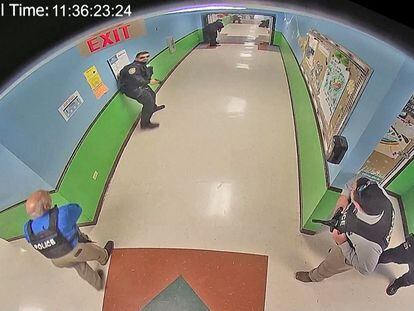 Imágenes captadas por la cámara de seguridad de la escuela Robb la mañana del 24 de mayo.