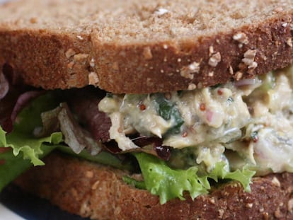 Bocadillazo de atún con salsa de yogur y mostaza