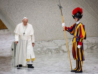 El Papa Francisco a su llegada a la audiencia general semanal del clero en la sala Paolo VI del Vaticano.