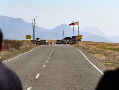 Un control de la fuerza de paz rusa en la carrera que conduce al enclave armenio de Nagorno Karabaj, situado en territorio internacionalmente reconocido como Azerbaiyán, el 14 de marzo.