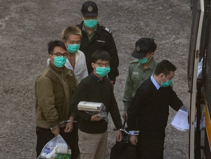 Joshua Wong, en el centro, ha sido trasladado este miércoles a la cárcel tras conocer su sentencia, en Hong Kong.