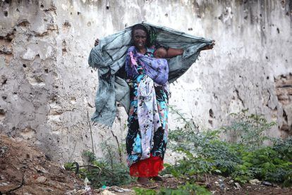 Una somalí protege a su hijo de la lluvia, el pasado 2 de agosto en Mogadiscio.