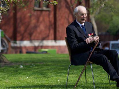 Joachim Ronneberg durante una ceremonia en su honor en Londres en 2013. En vídeo, tráiler de 'La guerra del agua pesada', la serie noruega que narra la historia de los héroes de Telemark.