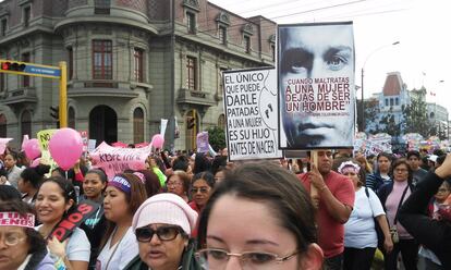 Miles de manifestantes participan en la marcha 'Ni una Menos' que busca denunciar el problema de la violencia hacia las mujeres en Perú.