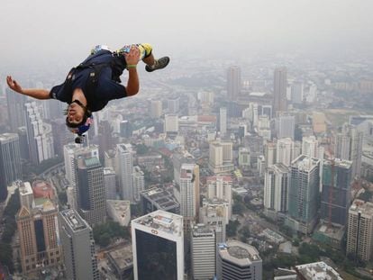 Vince Reffet, en un salto desde un rascacielos en Kuala Lumpur, Malasia, en 2013.