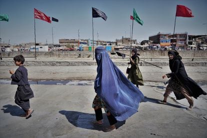 Un grupo de niños durante la celebración de la Ashura, el lunes en Kabul. 