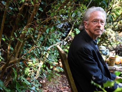 El escritor Peter Handke en su casa a las afueras de París este jueves, después de conocer que era el galardonado con el Nobel de Literatura 2019.