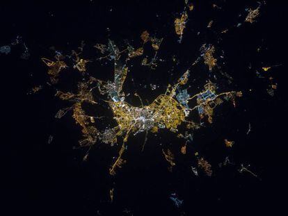 Granada de noche vista desde el espacio. Imagen cortesía de la Unidad de ciencia de la tierra y detección remota de la NASA.
