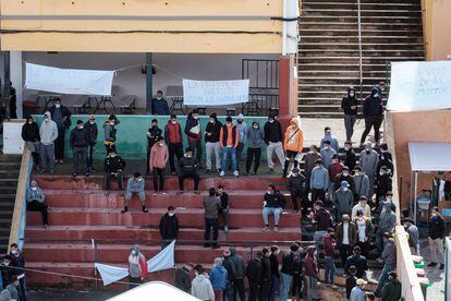 Inmigrantes irregulares acogidos en un colegio de Las Palmas de Gran Canaria.