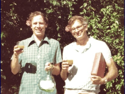 Amos Tversky y Daniel Kahneman brindan por su colaboración en 1970.