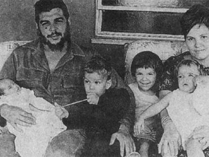 Foto de familia del Che, en marzo de 1965, en Cuba (Oficina de Asuntos Históricos del Consejo de Estado cubano). Reproducción del libro <i>Che, una vida revolucionaria.</i>