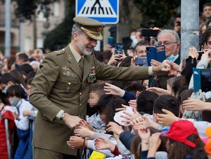 El rey Felipe VI saluda a su llegada este martes a Sarria (Lugo) para conocer las instalaciones del cuartel de la Guardia Civil y la función que realiza el instituto armado para garantizar la seguridad en el Camino de Santiago.