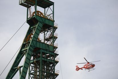 Un helicóptero sobrevuela la mina de potasa de Súria (Barcelona), este jueves.