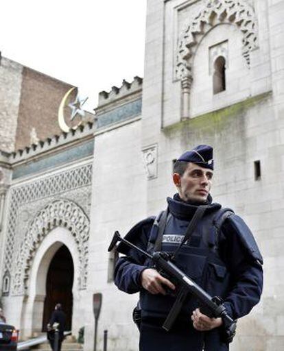 Un policía francés vigila la entrada de una mezquita, este viernes en París.