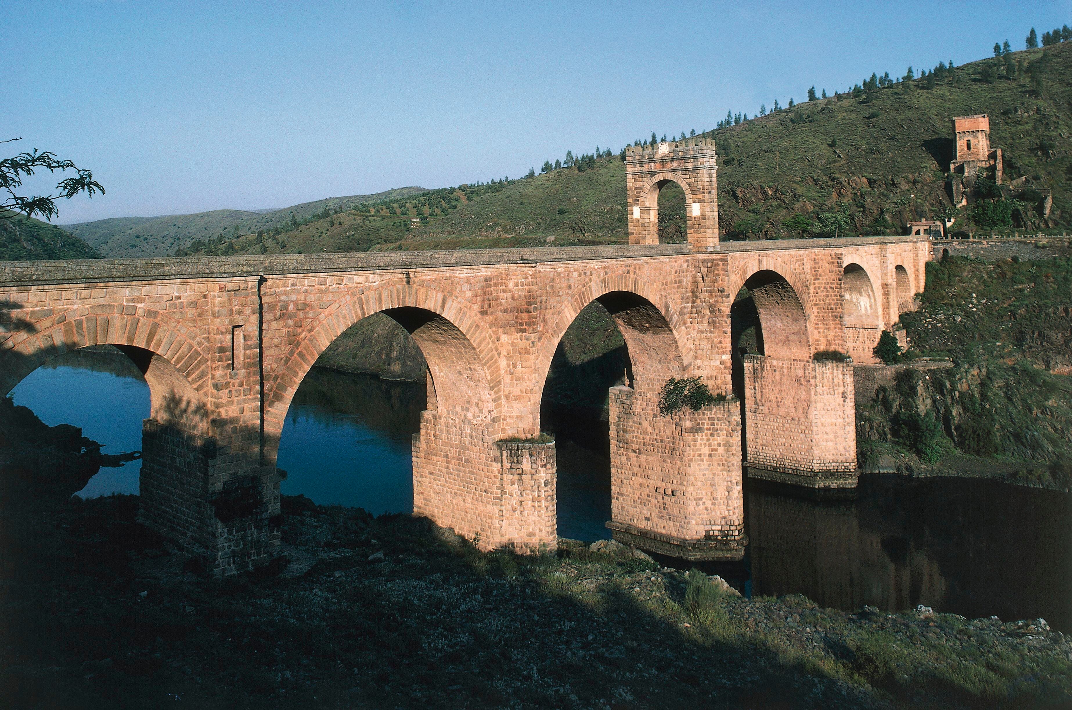 El puente de Alcántara, de la época de Trajano (siglo II), en la provincia de Cáceres.