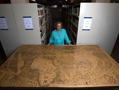 Carmen García posa con un facsímil del mapa de Waldseemüller. 